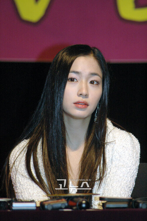 lee-min-jung-v0-1qirqt8j7j3b1.jpg