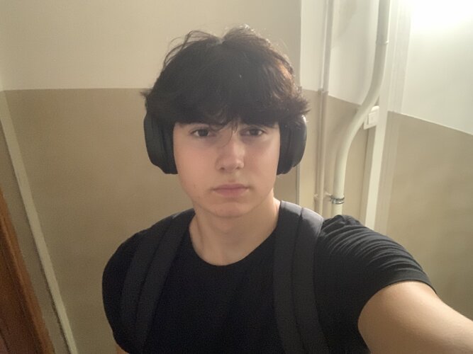 liam casque.jpg