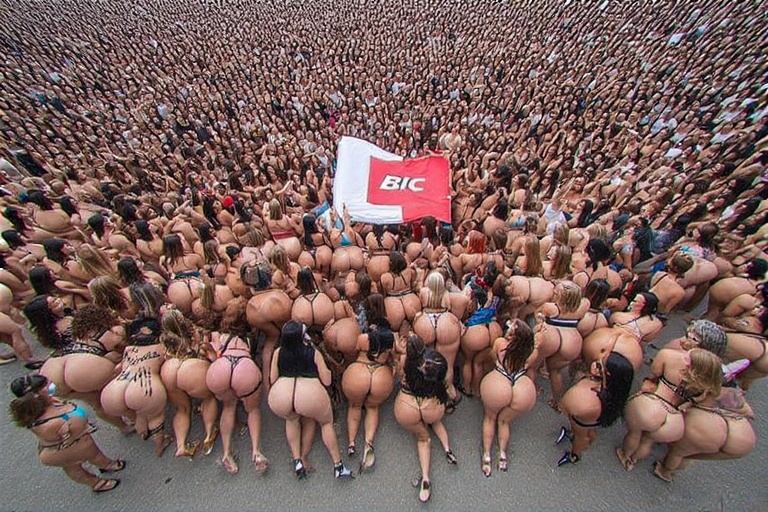 A casual photo of 1000 women h
