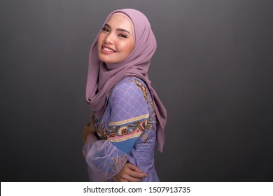 Beautiful female model wearing modern 260nw 1507913735 Beautiful female model wearing modern 260nw 1507913735