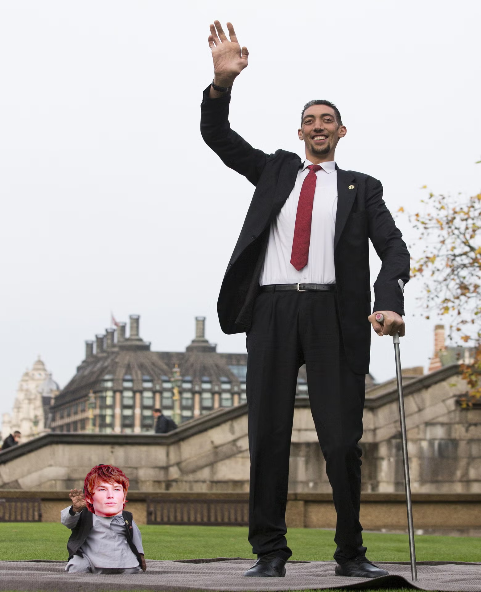 Tallest man, shortest man: Guinness World Records Day celebrated with meeting. Tallest man, shortest man: Guinness World Records Day celebrated with meeting.