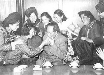 20111106 Wiki C Mao Zedong with women in 1950