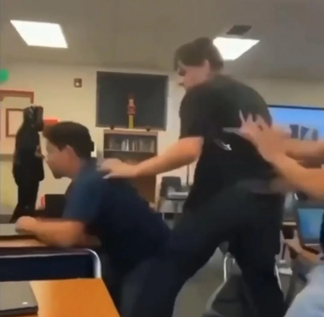 Wannabe gangster gets packed by chill dude in college v0 rjy3hrthxvrf1 edit 4842596236758