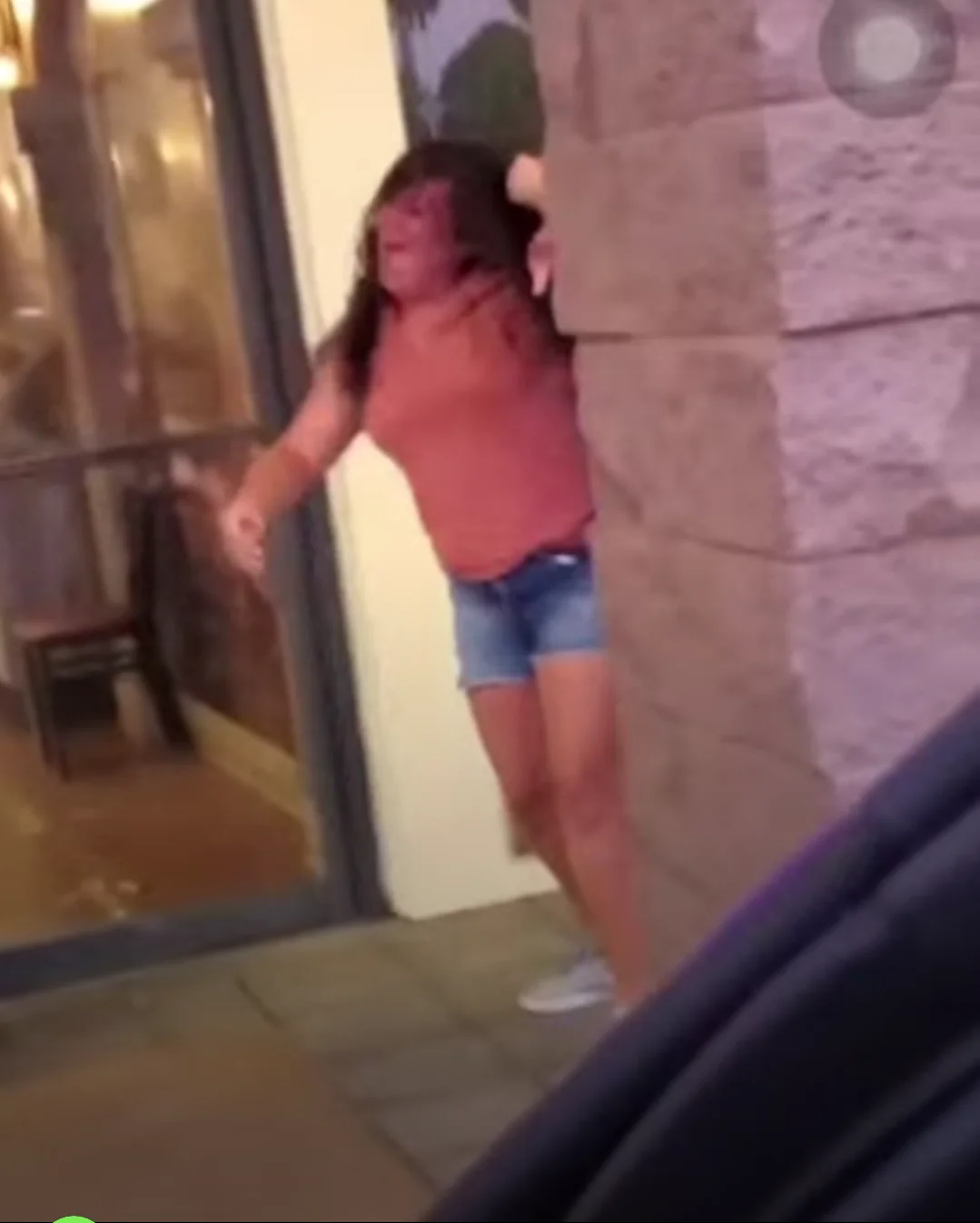 Girls get into a fight outside of a restaurant v0 9sqtvxs134tf1