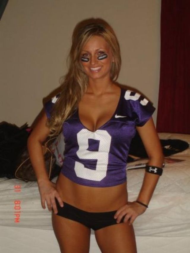 Hot girls wearing football jerseys 27 pics 11