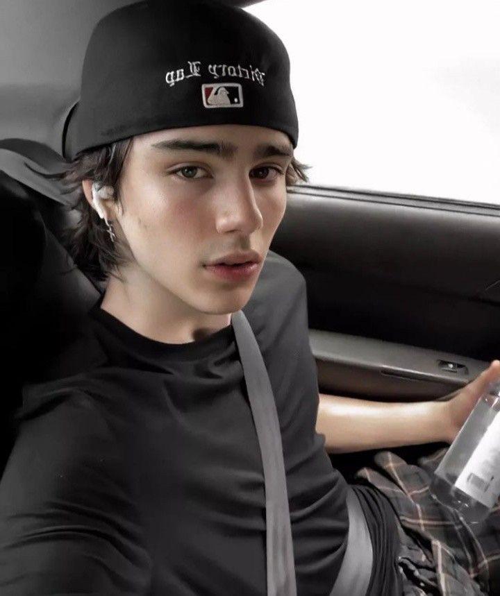 Famous tiktok pretty boy facial features v0 twmmiu72dye91