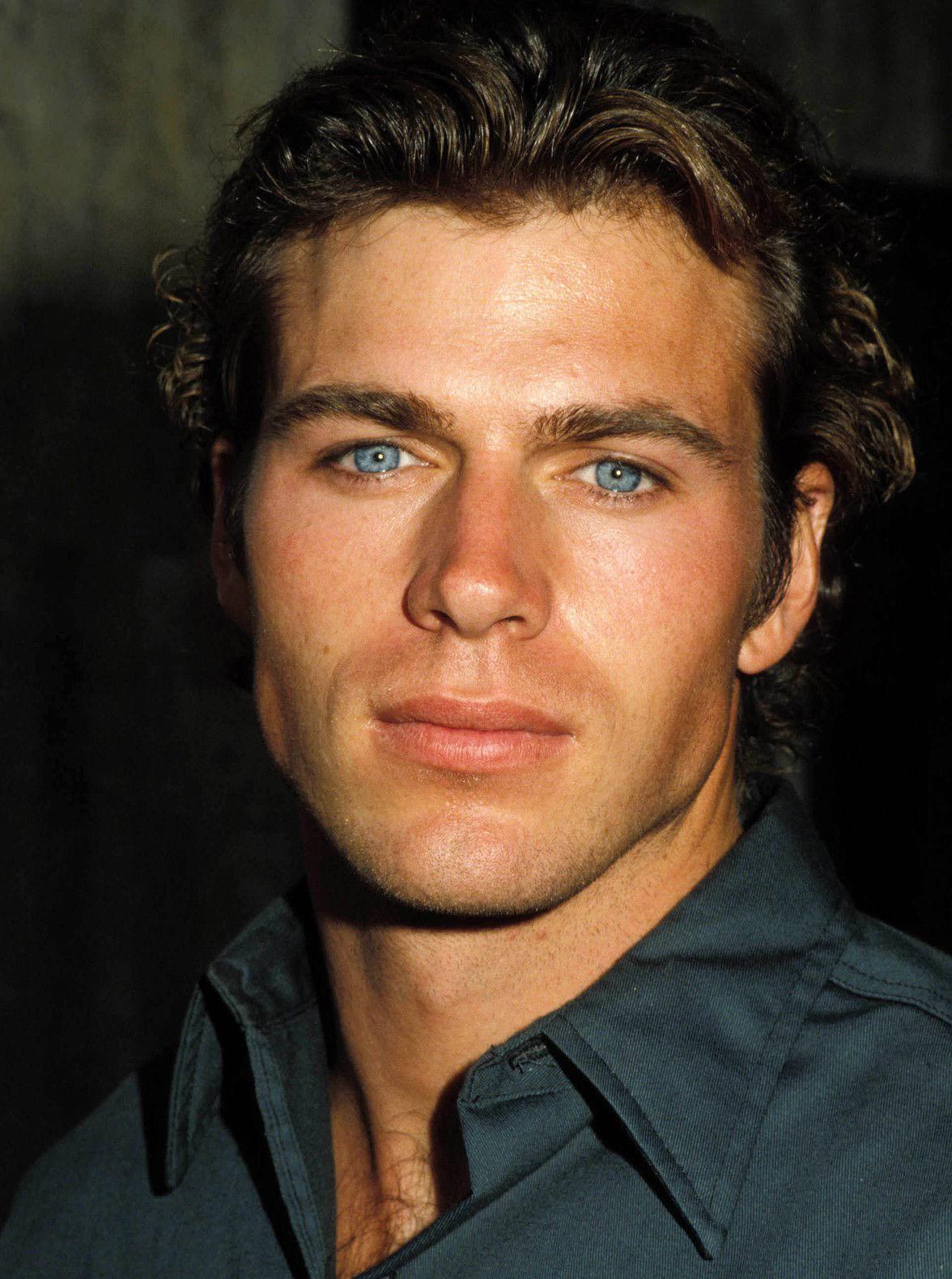 Who is better looking brad pitt or hexum v0 q0k2qe4t70bb1
