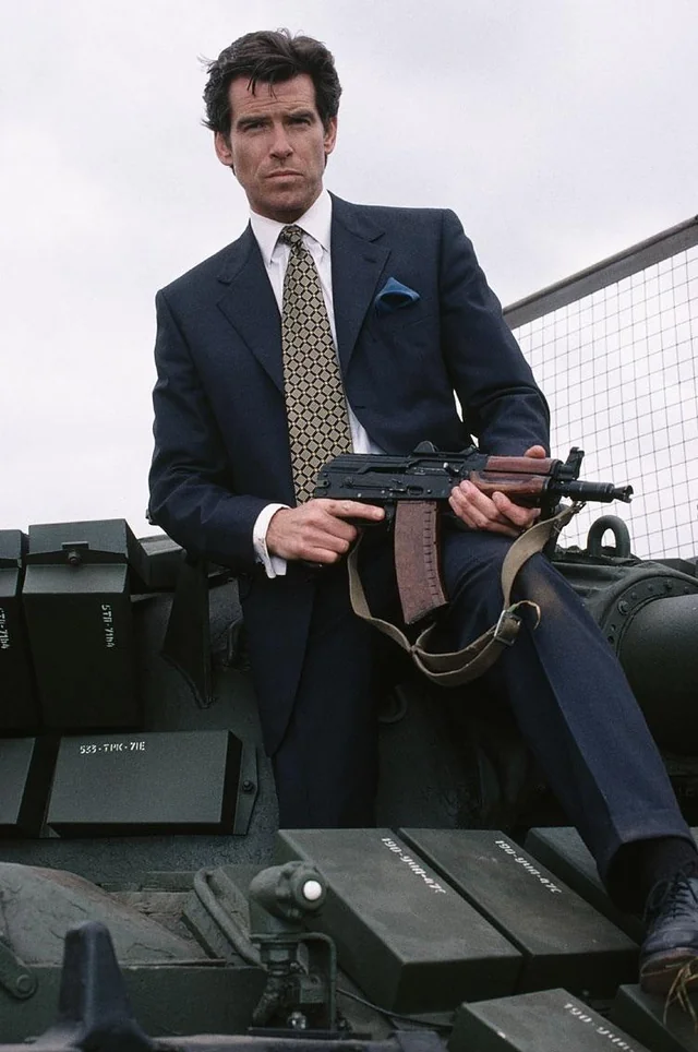 Pierce brosnan looking cool af as james bond in goldeneye v0 1pc5i56gqd7e1