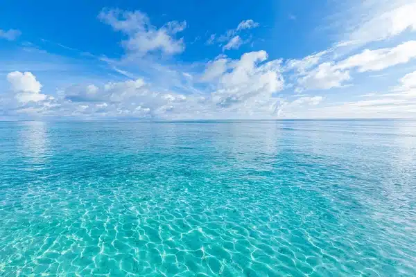 Crystal clear sea water bay 600nw 2287500011