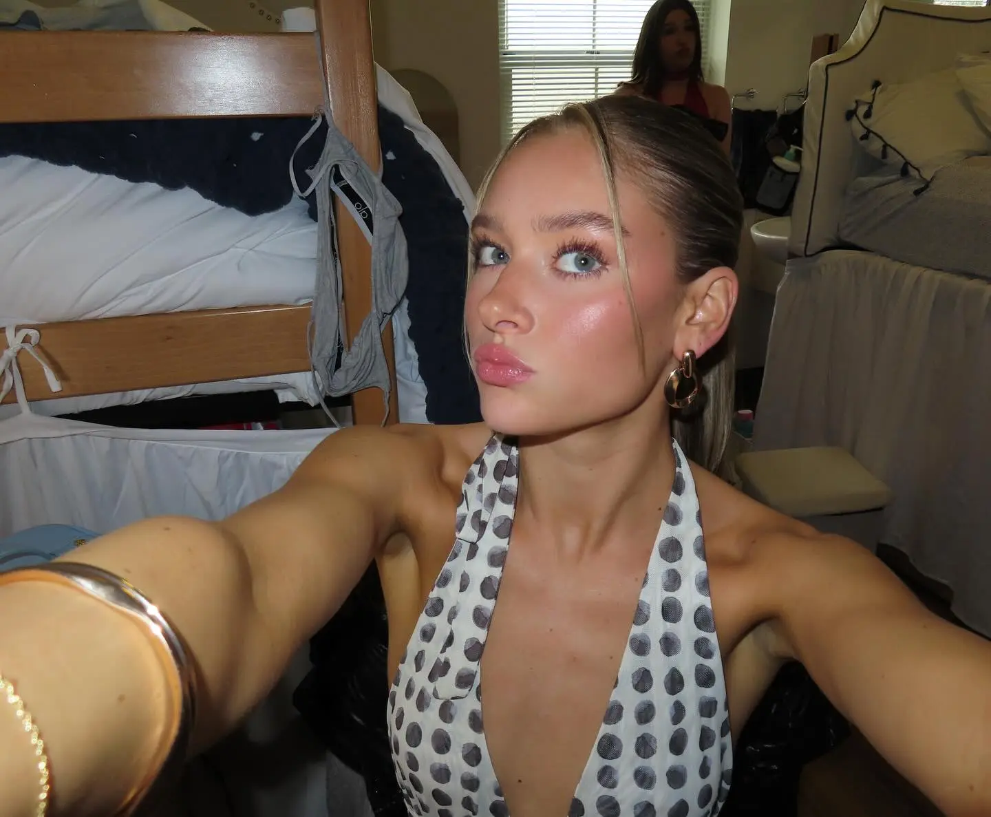 1764713463vy5J6b gPcQfvw