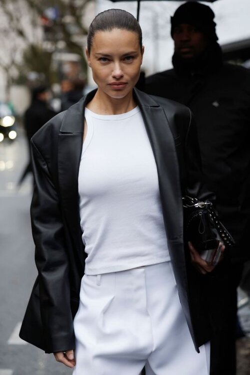 adriana-lima-out-at-paris-fashion-week-01-26-2025-9_thumbnail-1955617168.jpg