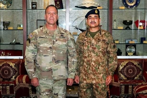 florida-tampa-usa-pakistani-army-chief-asim-munir-poses-for-a-photo-with-head-of-the-united.jpg