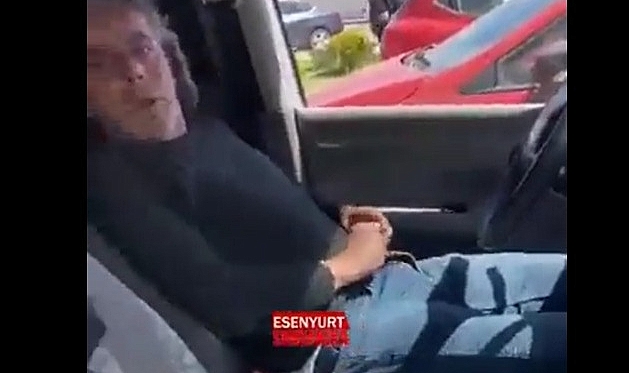Bir sapik arabada cocuklara bakip masturbasyon yaparken yakalandi 7167