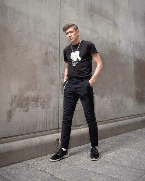 Edgy outfit black sneakers