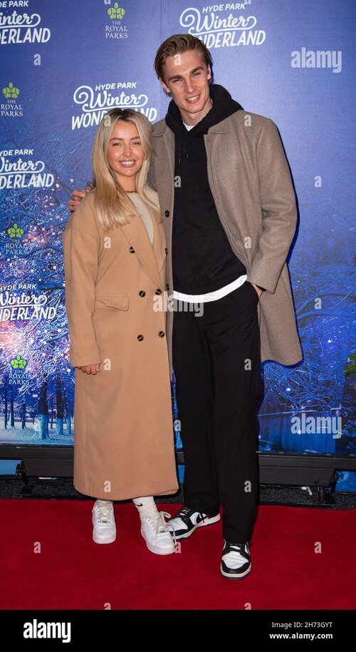 London uk 18th nov 2021 harley brash l tommy marr r attend the vip preview evening of hyde par