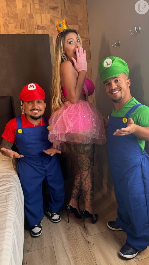 4541748 porno de andressa urach com dois anoes f 580x0 2