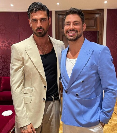 Caua reymond registra encontro com ator michele morrone em milao