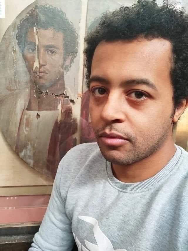 A modern egyptian man taking a selfie with a 2000 year old v0 d8s8r0k9kjeb1