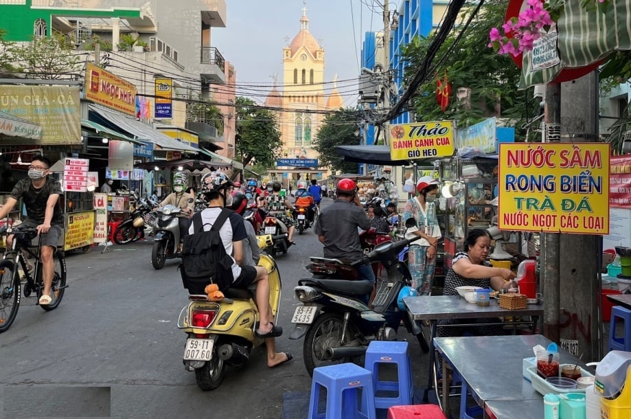 Xom Chieu Market is a culinary paradise in Saigons District 4
