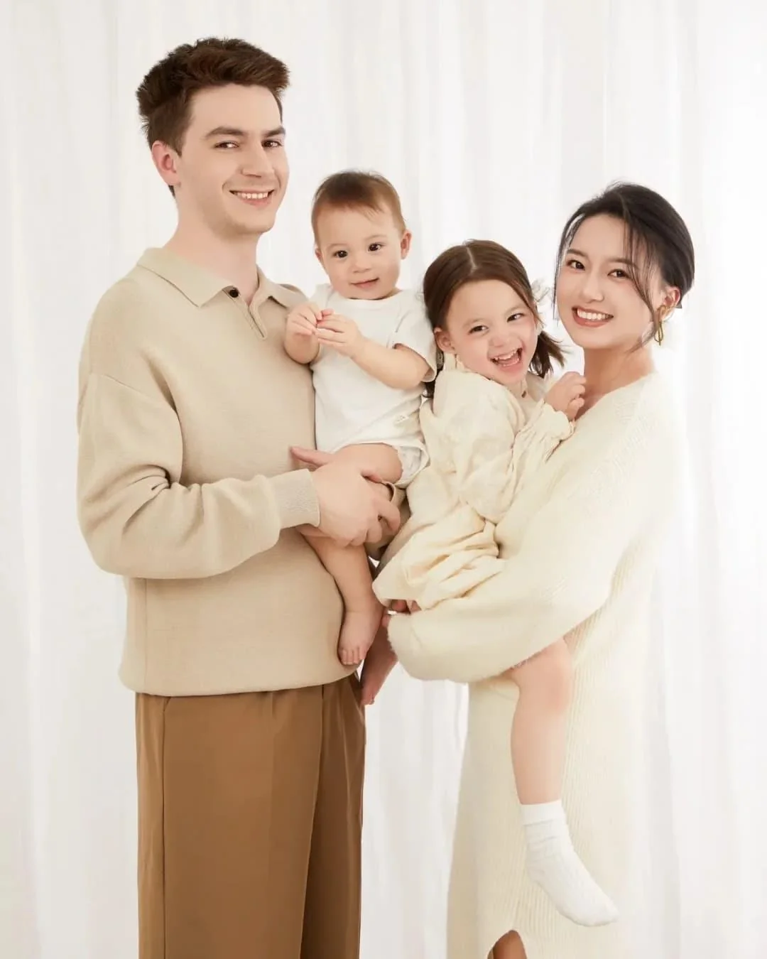 Wmaf couple family white american and chinese woman v0 bn73j1ant73g1