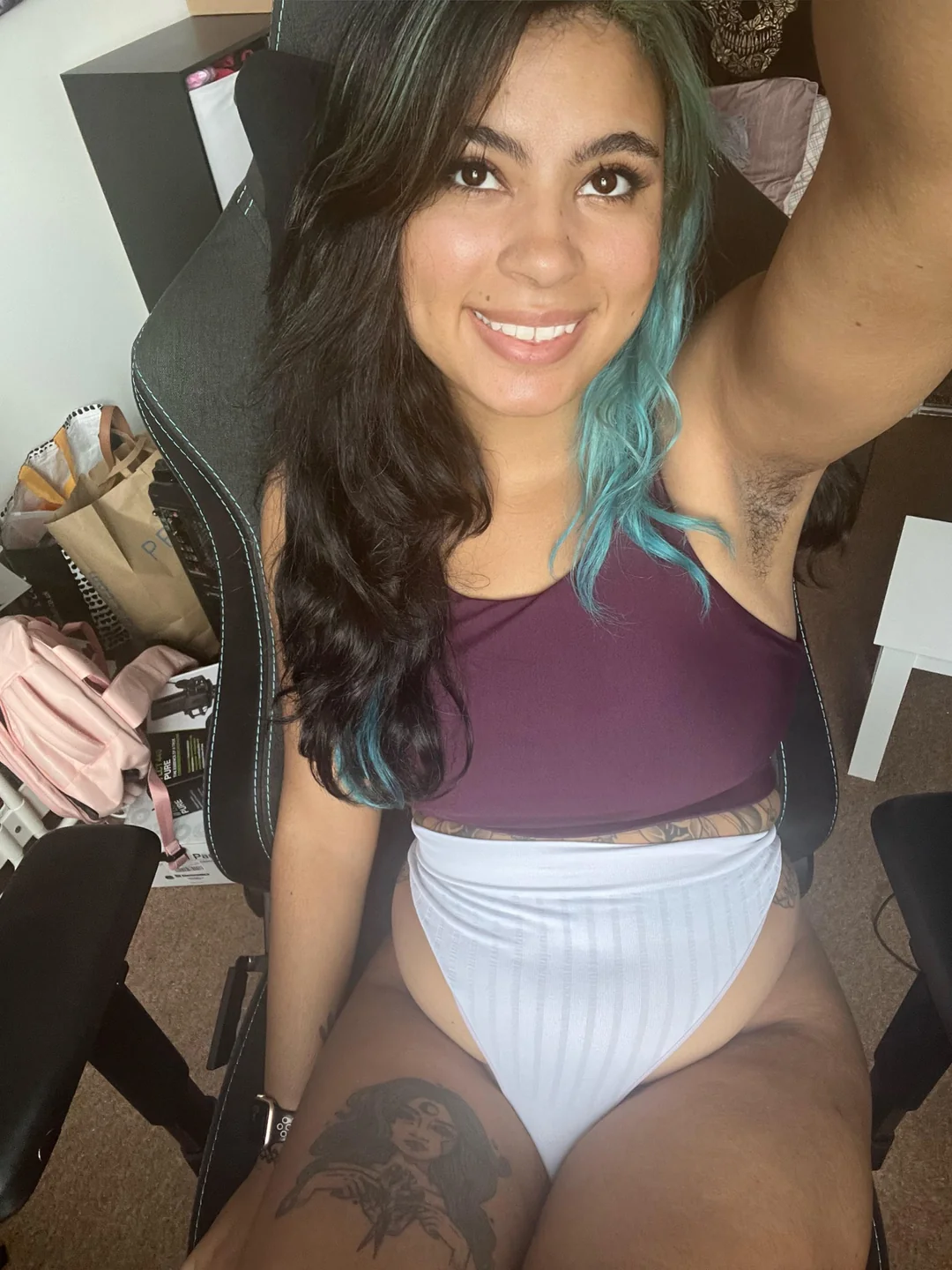 A post gym selfie with nice and sweaty armpits v0 ygigb6d4qijb1