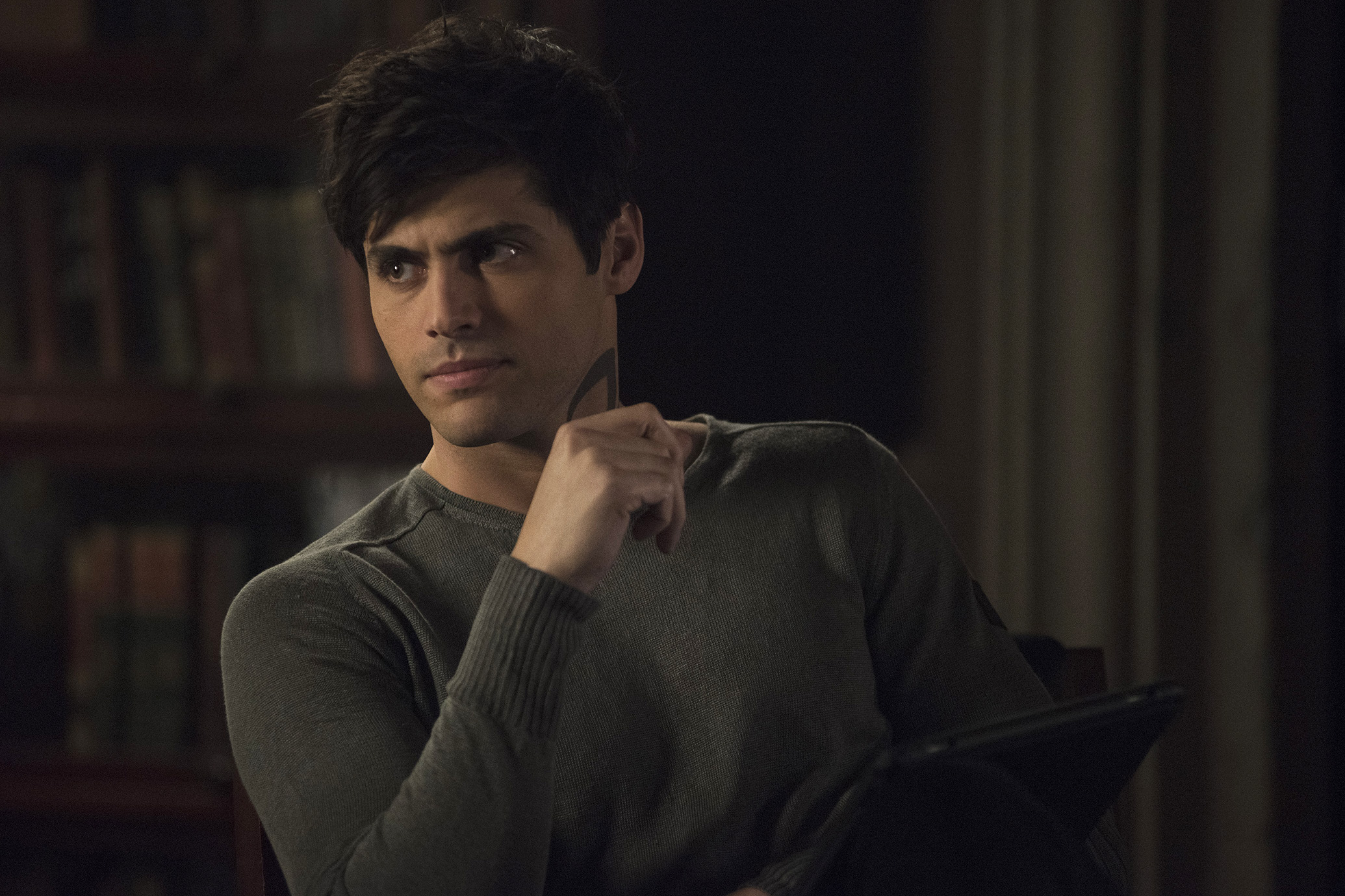 190409 matthew daddario shadowhunters