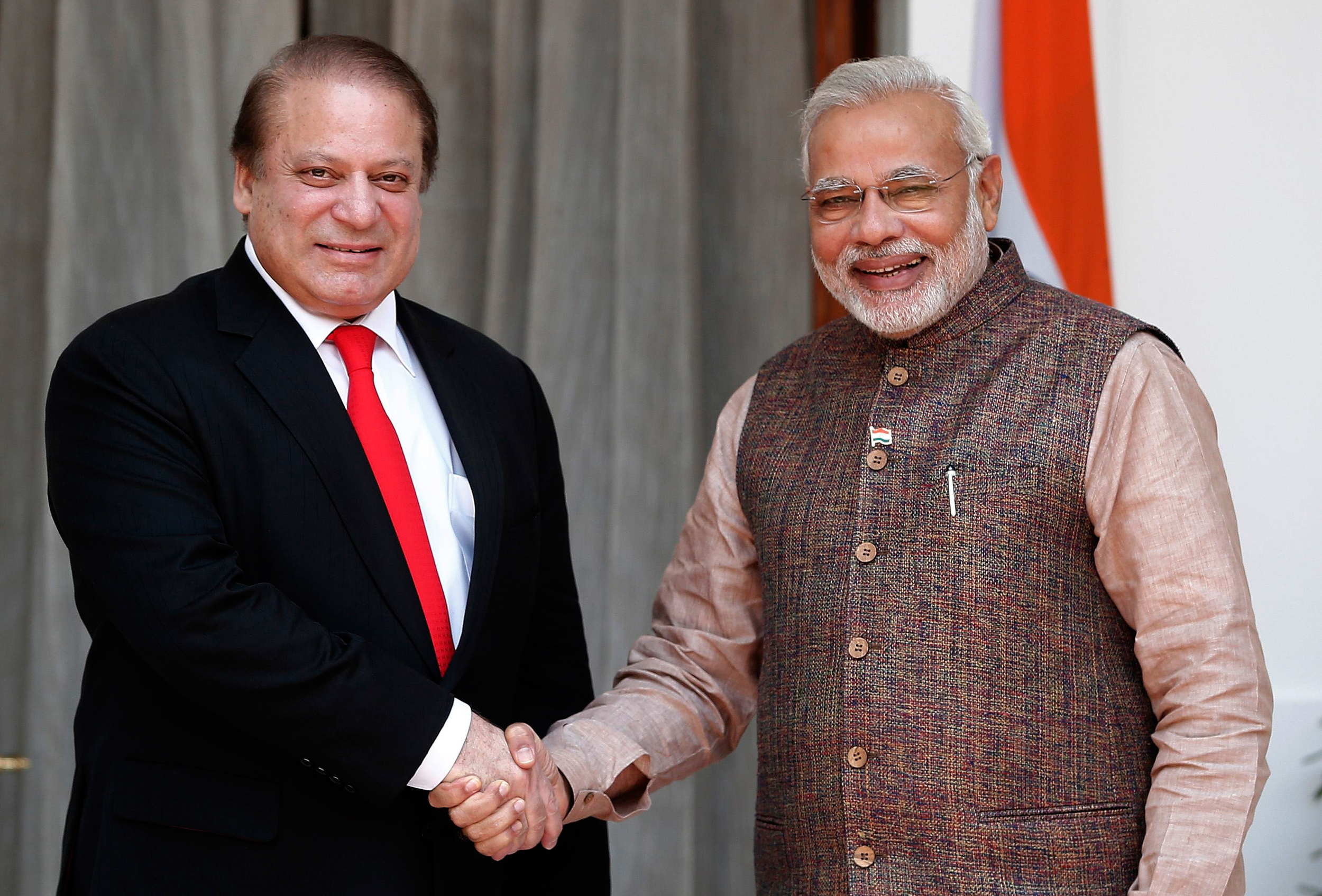 140527 modi sharif handshake 7a