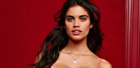 sara sampaio curve.jpg