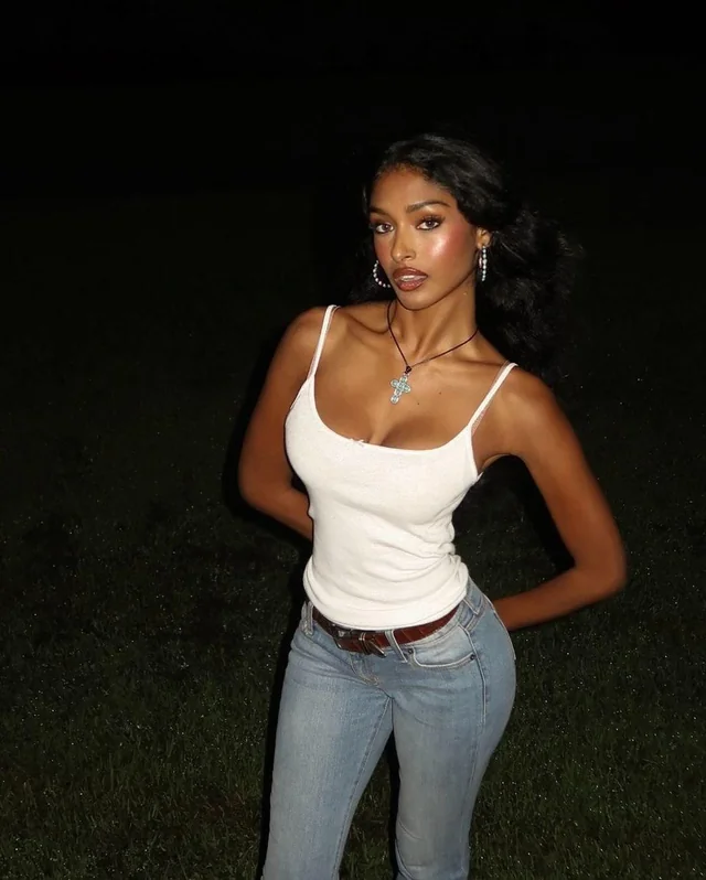 Influencer kaaviya sambasivam i think shes stunning v0 b3u1cf4sph0e1