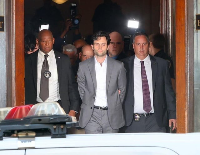 Penn badgley seen on set of you season 5 v0 molmlgulhyed1