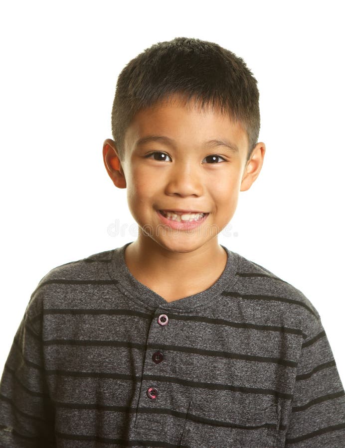 Garon philippin heureux de sourire sur le fond blanc 58639363