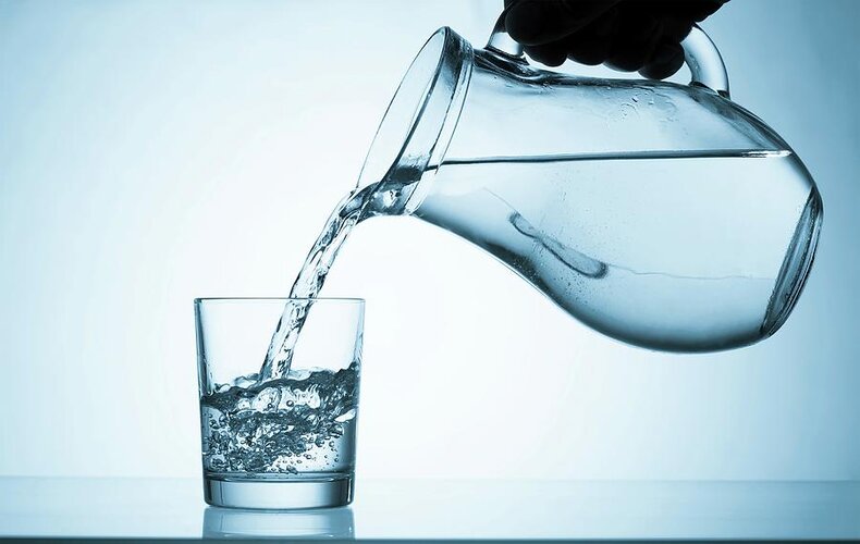 2-pouring-water-into-a-glass-wladimir-bulgarscience-photo-library.jpg