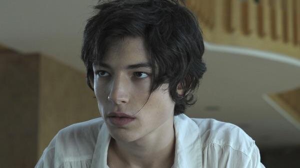 classify-young-ezra-miller-v0-mvjx59ldke5d1.jpg