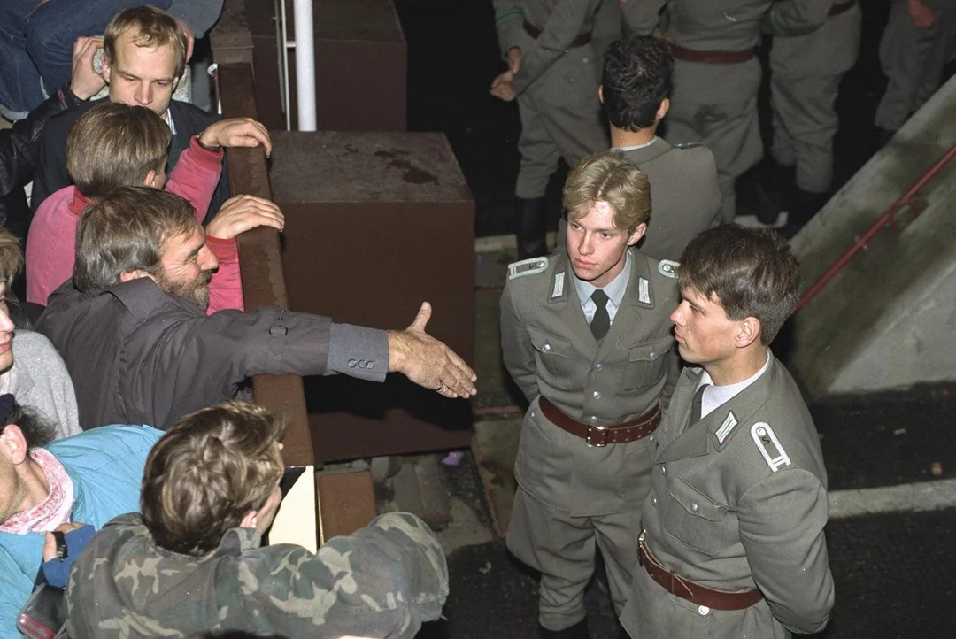East berlin soldiers refusing to shake hands with west v0 hlvuahsuz3sc1