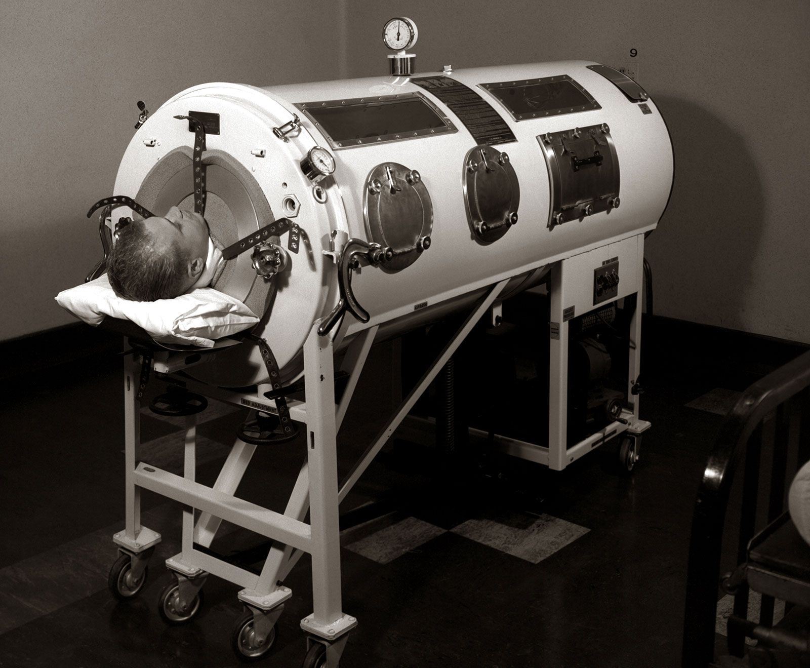 Iron lung machine