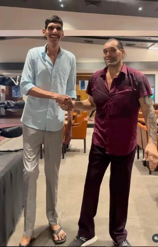 The great khali dwarfed v0 seoej1hlhypf1