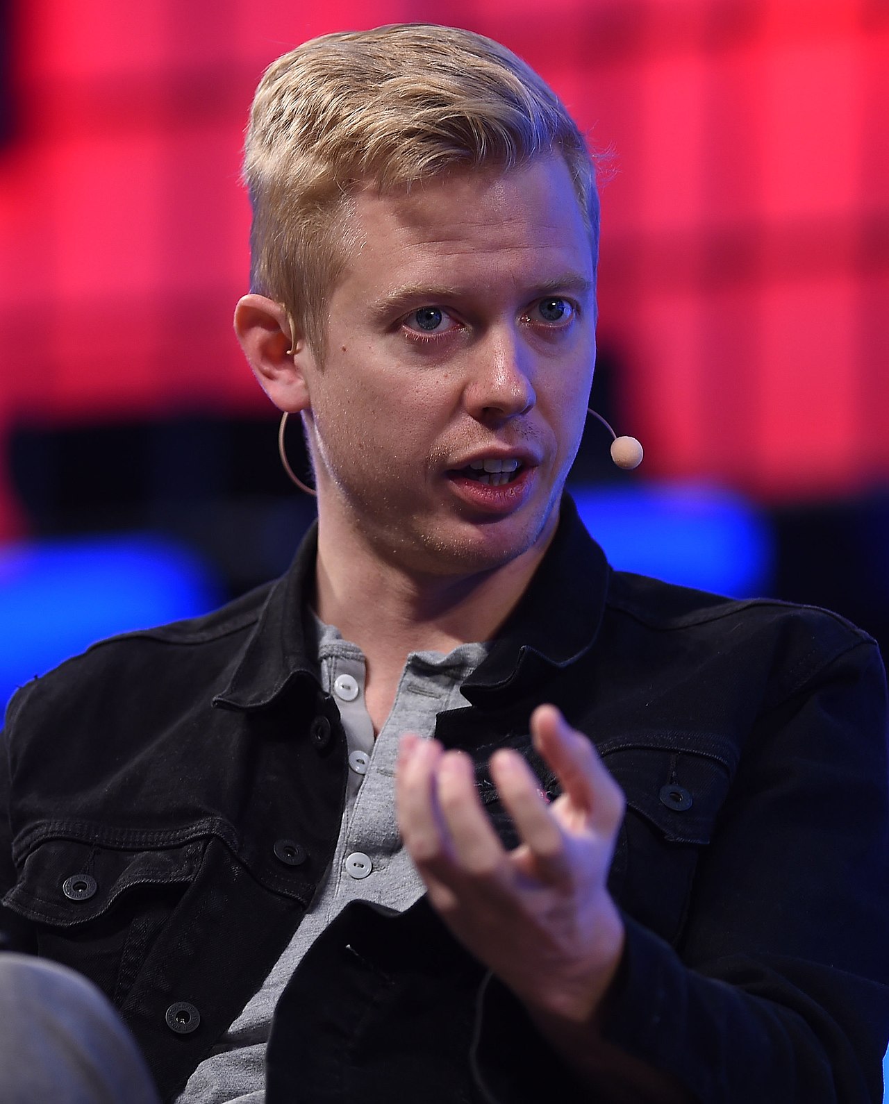 1280px Web Summit 2017   Centre Stage Day 2 CG1 7885 38232183112 cropped
