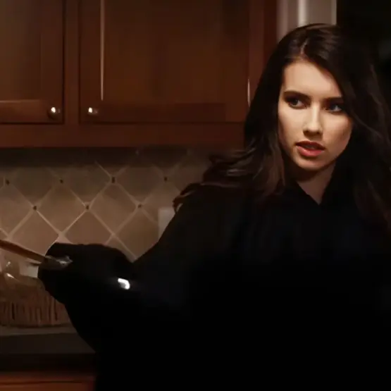 20260311 jill de emma roberts como ghostface em panico 555x555