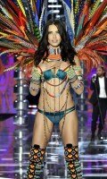 adriana-lima-victorias-secret-fashion-show-shanghai-20-nov-17-01.jpg
