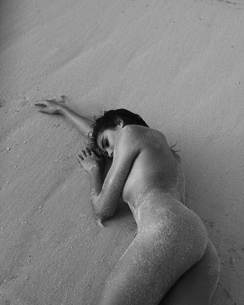 Taylor-Hill-Naked.jpg