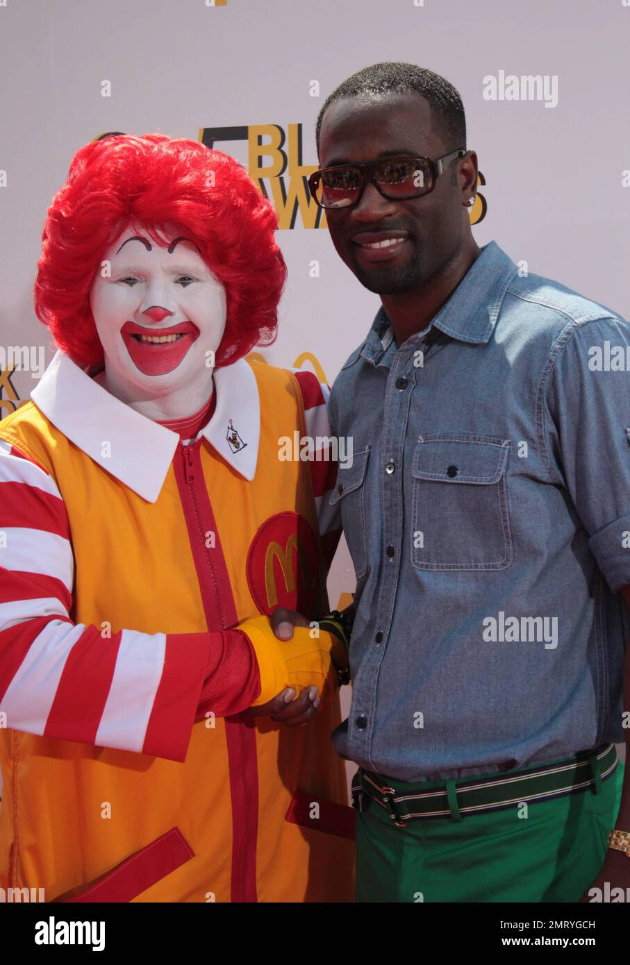 Que porter formerly of the rb group 112 poses with ronald mcdonald on the red carpet prior to 