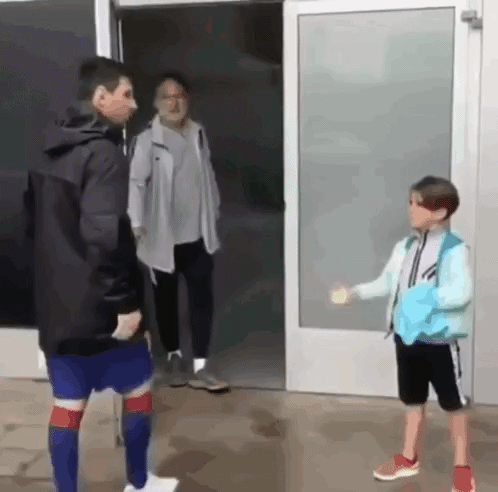 Messi handshake