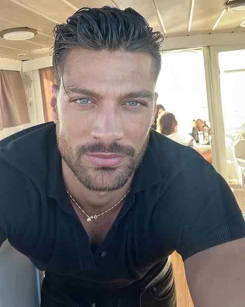 simone-susinna-italian-actor-and-model-he-was-rated-by-a-v0-jglsilmluade1.jpg