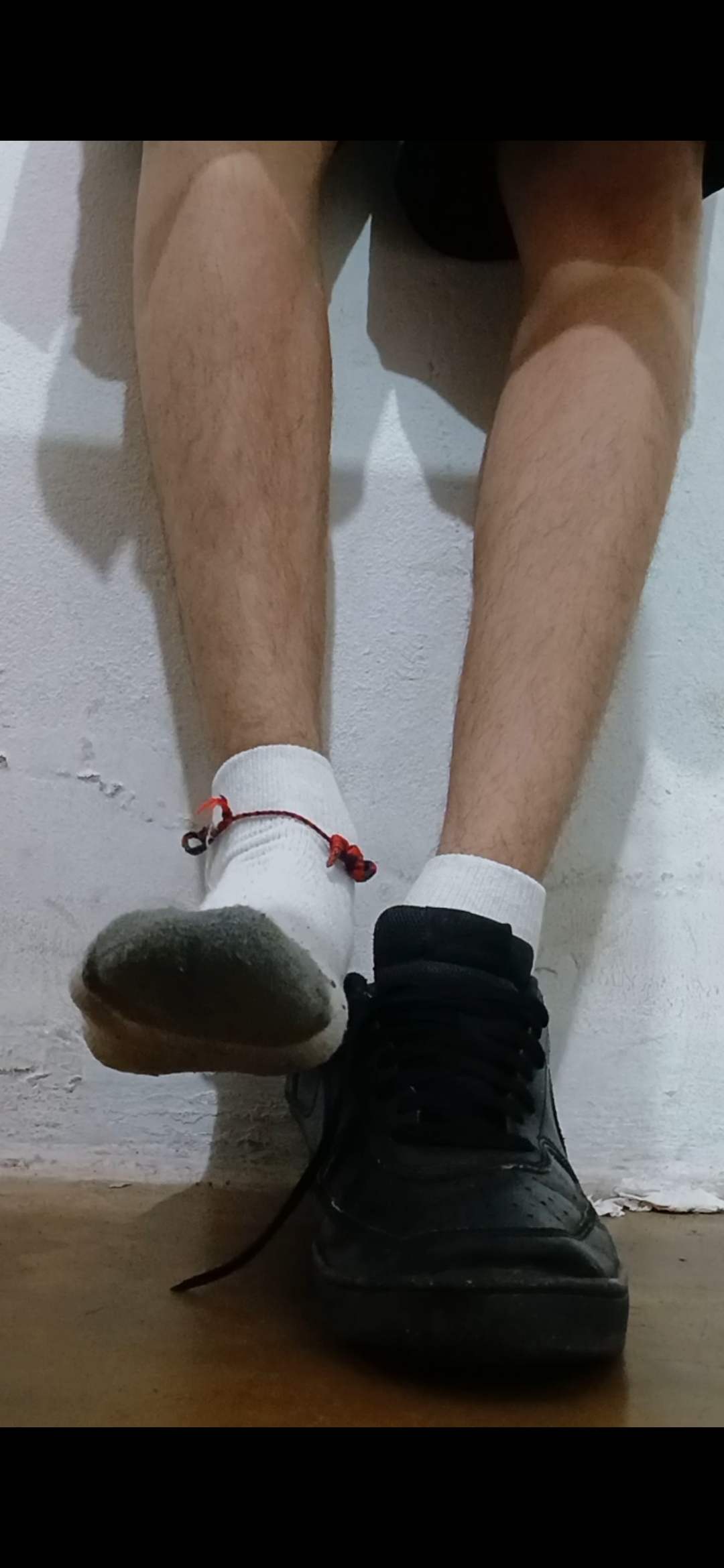 983