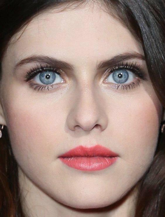 Does anyone find alexandra daddarios eyes unappealing see v0 trvjtwhldgce1