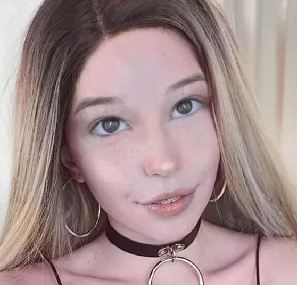 Medium belle delphine no makeup look
