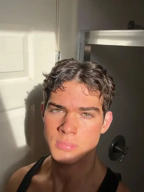 whos-more-objectively-attractive-clavicular-braden-peters-v0-lx7fq3w32n0g1.webp
