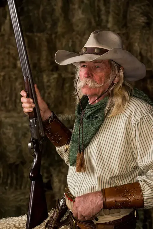 viejo-vaquero-del-oeste-auténtico-con-la-escopeta-el-sombrero-y-el-pañuelo-en-retrato-estable...webp