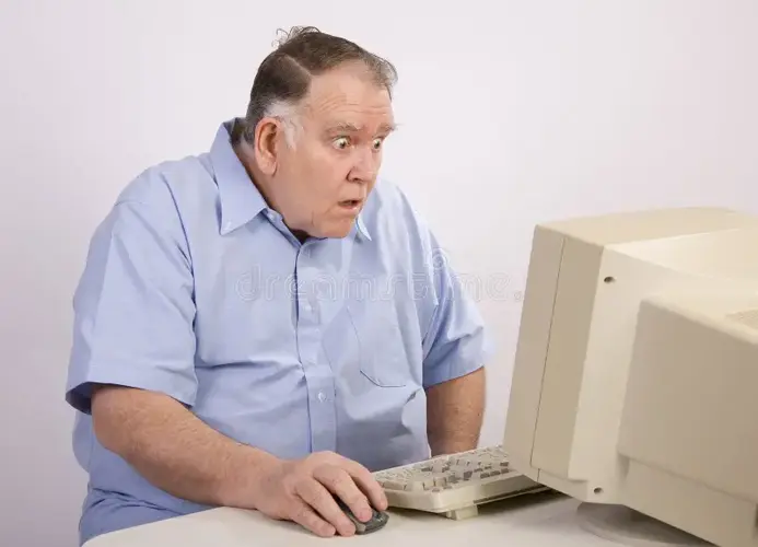 viejo-individuo-en-el-ordenador-sorprendente-4787827.webp