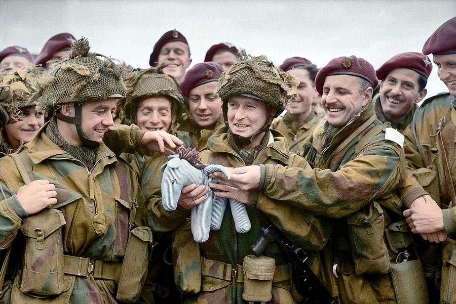M 25263062 8050709 Paratroopers of the 22 Independent Parachute Company British 6 A a 8 158280